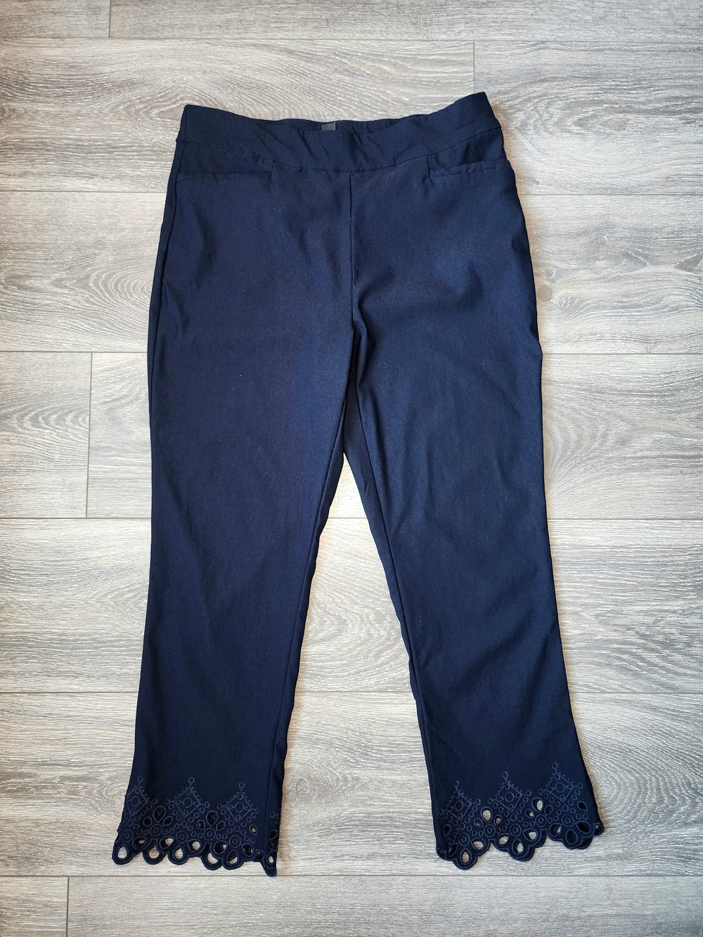 Navy Pull On Capri Ponte Pants w Eyelet Scallop Hem Womens Medium Stretch